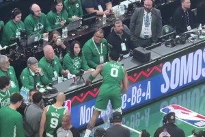 难以想象此刻是什么心情？塔图姆赛前仪式，向现场球迷致敬！