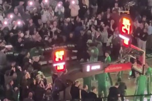 凯尔特人赛前出场仪式，轮到塔图姆的时候，全场顿时掌声雷动！